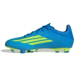 Championes de fútbol Adidas modelo F50 Club FG/MG, color celeste con las tres tiras características en amarillo flúor y suela multicolor.
