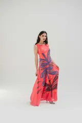 Vestido largo color coral con estampado de hojas en tonos violeta y marrón.
