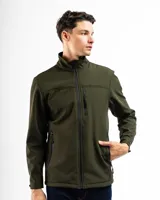 Campera azul marino de poliéster, tipo softshell, con cuello alto y cierre frontal. Cuenta con bolsillos laterales con cierre y un bolsillo vertical en el pecho. No tiene capucha.
