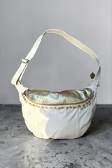 Bandolera grande de cuero blanco con detalles en cuero dorado con textura símil serpiente, cierre frontal con detalles pintados a mano y correa ajustable.
