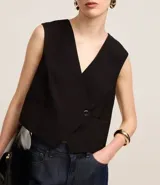 Chaleco negro de sastrería con escote en V cruzado y botón de resina.