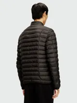 Campera puffer Diesel modelo W-Pilot, color negro, con diseño acolchado de líneas horizontales, cuello alto y cierre frontal completo.