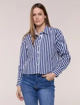 Camisa crop de manga larga con diseño de rayas verticales verdes y blancas, cuello camisero clásico y cierre frontal de botones.