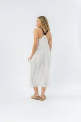 Vestido midi negro con panel frontal blanco, de corte amplio, escote recto y tiras anchas.