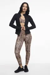 Campera deportiva de cuello alto con cierre frontal de doble cursor. Presenta un corte ajustado que realza la silueta, bolsillos laterales con cierre y mangas largas con puños con abertura para el pulgar.