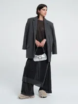 Blazer gris con estampado de pata de gallo, con solapa y hombreras.