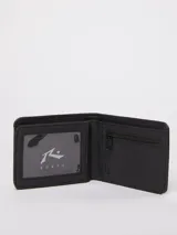 Billetera plegable de cuero color marrón, con diseño minimalista y logo de la marca grabado en la esquina inferior derecha.