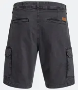 Bermuda cargo de algodón color blanco, con bolsillos laterales y traseros, cierre con botón y cremallera.