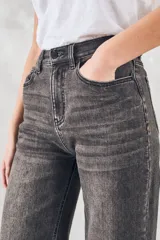 Pantalón de jean gris oscuro, corte wide leg y tiro medio.