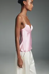 Top de breteles finos confeccionado en tejido satinado color rosa claro, con escote corazón y cierre lateral con cremallera oculta.
