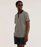 Bermuda masculina de corte recto, color rojo, con cintura elástica y cordón de ajuste. Cuenta con bolsillos laterales y traseros, confeccionada en una mezcla de algodón y lino.