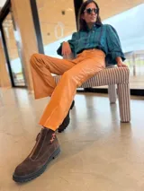 Camisa de corte oversize con estampado a cuadros en tonos verde y azul. Presenta mangas abullonadas con puños elásticos y cierre frontal con botones.