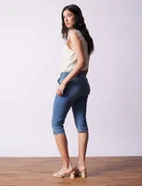 Pantalón capri de denim elastizado, color celeste.