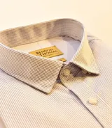 Camisa de vestir a cuadros azul marino y blanco, de corte clásico y manga larga.