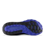 Championes de trail running New Balance DynaSoft Nitrel V5, color negro con detalles en gris y violeta.