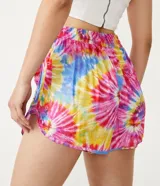 Short runner de viscosa con estampado tie dye en tonos rosa, amarillo y celeste.