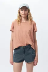 Short negro de jean con bolsillos cargo y terminación desflecada.