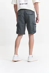 Bermuda cargo negra de corte recto, con bolsillos laterales y traseros con solapa. Cintura elastizada con cordón ajustable.