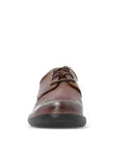 Zapato de cuero marrón con cordones, diseño clásico con costuras reforzadas y suela de goma EVA negra.
