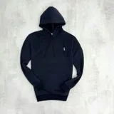 Canguro negro con capucha y bolsillo delantero tipo canguro. Tiene un pequeño logo bordado en el pecho.