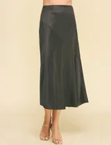 Falda midi de satén color negro, con corte al bies y cierre invisible en el lateral.