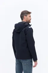 Campera de corte regular confeccionada en tejido técnico liviano y resistente. Presenta cierre frontal, cuello alto y diseño minimalista en color azul marino.