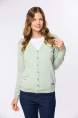 Saco tejido fino de hilo de algodón color verde menta, con escote en V, cierre frontal con botones dorados y puños acanalados.