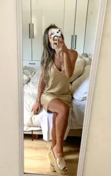 Vestido corto dorado con breteles finos y escote en V.