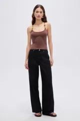 Pantalón jean negro de tiro alto con diseño a rayas y corte baggy de pernera ancha.