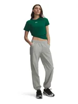 Pantalón jogger Under Armour modelo Unstoppable Wvn de color gris, con cintura elástica fruncida, bolsillos laterales y puños elásticos en los tobillos.