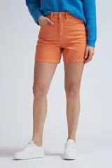Short de jean de tiro alto, color naranja, con cierre y botón frontal, y bolsillos laterales y traseros.