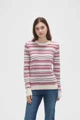 Remera de manga larga al cuerpo, confeccionada en tejido de viscosa con diseño de rayas horizontales en tonos rosados, blancos y marrones, con cuello a la base y puños con detalle de botones.
