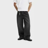 Jean de corte ultra baggy color negro con efecto acid wash y diseño de pernera ancha, confeccionado en denim de algodón.