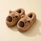 Pantuflas cerradas de peluche color beige con diseño de capibara, orejas marrones y suela antideslizante.