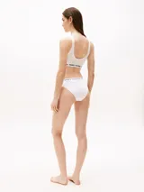 Bralette deportivo sin aros Tommy Hilfiger, confeccionado en algodón elástico. Presenta un diseño minimalista con banda elástica inferior que incluye la inscripción de la marca y el logo distintivo.