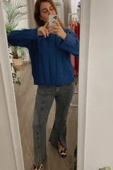 Sweater azul tejido con diseño de espiga, de manga larga y cuello redondo.