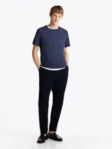 Remera de puro algodón jaspeado color azul marino, con cuello redondo y logo de Tommy Hilfiger bordado en el pecho.