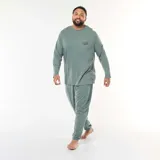 Conjunto de pijama de dos piezas compuesto por una camiseta de manga larga con cuello redondo y un pantalón largo con cintura elástica. La camiseta presenta un pequeño estampado circular en el pecho con la palabra California.