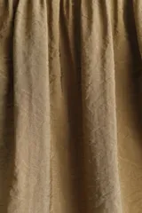 Vestido midi verde militar sin mangas, con cuello redondo y costura fruncida en diagonal bajo la cintura. Cuerpo entallado en punto acanalado de algodón y falda con vuelo.