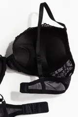 Soutien super push-up negro con aros, copas superacolchadas y breteles ajustables. El exterior está confeccionado en encaje floral.