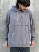 Canguro gris con capucha ajustable con cordones, bolsillo tipo canguro y logo estampado en el pecho.