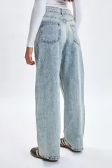 Pantalon de jean de tiro alto y corte recto con costura vertical frontal, en color celeste lavado.