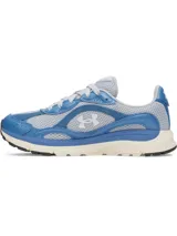Championes Under Armour modelo UA W Tech Runner, en combinación de celeste y gris, con detalles en azul y suela blanca. Presenta capellada de malla transpirable con superposiciones de cuero y gamuza, entresuela de EVA acolchada y el logotipo de la marca en el lateral.
