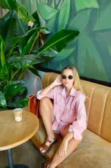 Camisa a rayas rojas y blancas de manga larga, con cuello clásico y corte holgado.