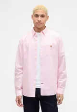 Camisa Oxford de manga larga en color rosado, con cuello abotonado, bolsillo frontal en el pecho con logo de oso bordado y cierre frontal de botones.