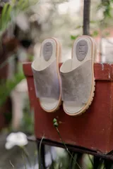 Sandalias bajas color beige con capellada ancha y suela track.