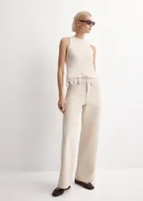 Top de punto de corte recto, color crudo, con cuello redondo, sin mangas, tirantes anchos y detalles de encaje en el bajo.