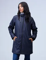 Gabardina impermeable azul marino, marca Weatherproof, con cierre central, bolsillos delanteros, capucha fija y forro interno.