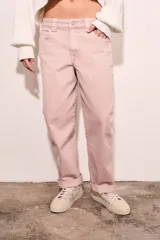 Jean de tiro medio color rosa, corte baggy y ruedo doblado.