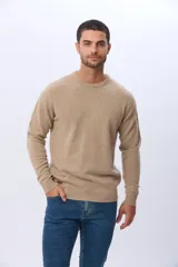 Buzo de lana azul con cuello redondo, manga larga y diseño tejido de punto.